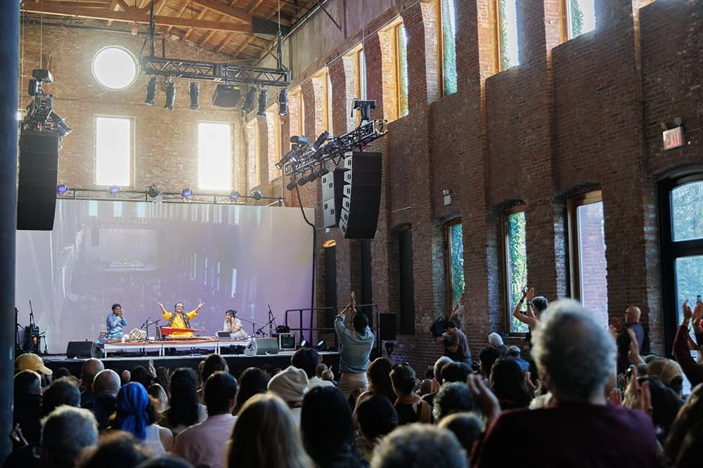 Brooklyn’de 24 Saatlik Raga Hattı: Festival, Dinlemeyi Neden Yeniden Zamana Bağlıyor?
